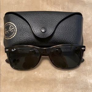 Tortoise shell Rayban Wayfares